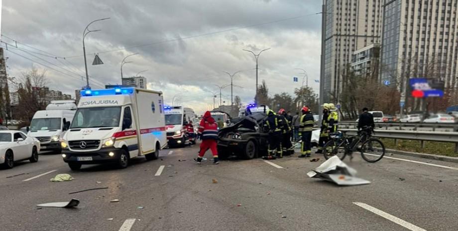 Смертельна ДТП в Києві: загинув військовий, ще троє отримали тяжкі травми (фото)