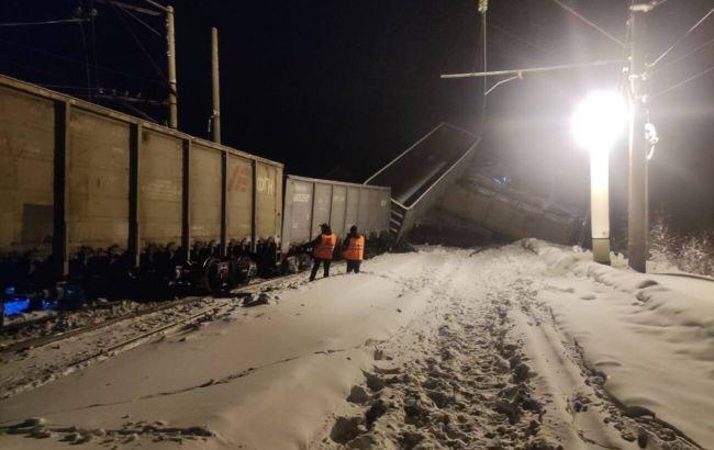 В Бурятии произошло derailment: более 20 вагонов поезда сошли с рельсов.