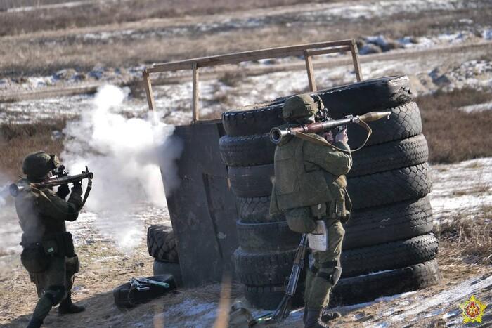 Беларусь направила к границе с Украиной около 1500 военнослужащих, сообщает «Беларускі Гаюн».