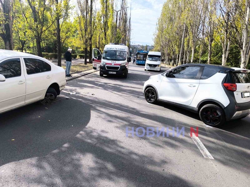 В Николаеве «Чери» врезался в припаркованную «Шкоду»: пострадал водитель