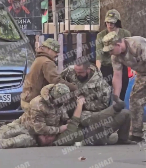 Силовое задержание мужчины военными в Николаеве: в ТЦК опровергли свое участие (видео)