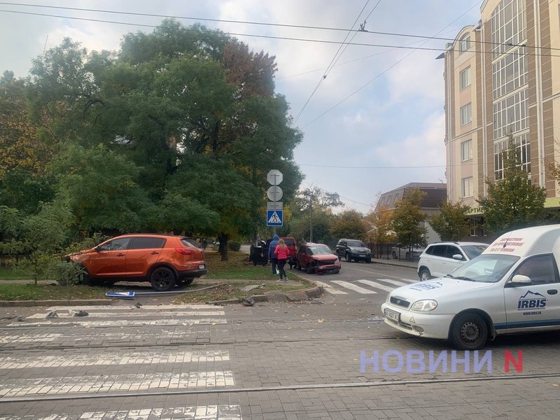 В центре Николаева «Киа» после столкновения с «Ладой» снес дорожный знак (фото)