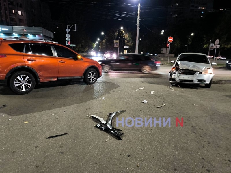 В центре Николаева столкнулись Toyota и Chevrolet — пострадал ребенок