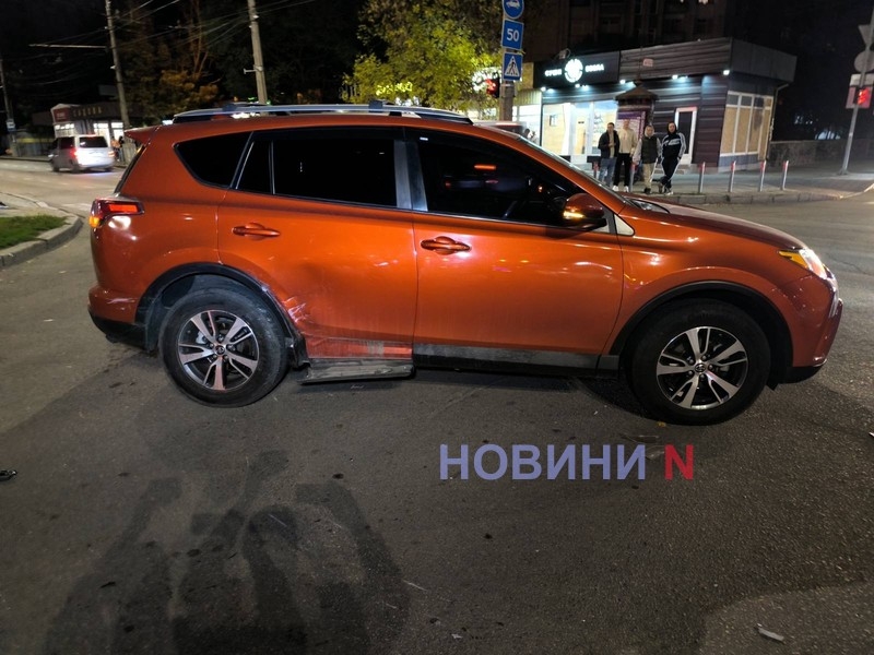 В центре Николаева столкнулись Toyota и Chevrolet — пострадал ребенок