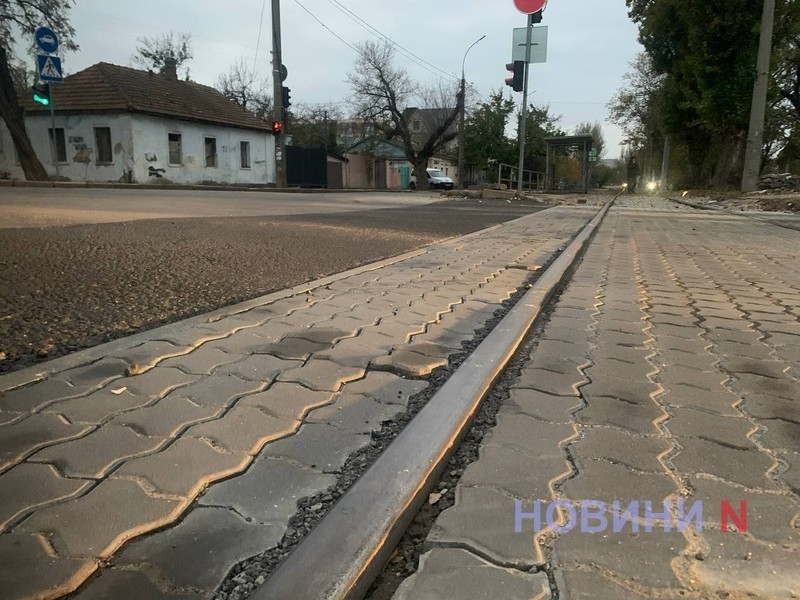 На перекрестке в центре Николаева серая плитка «поплыла» через неделю после ремонта