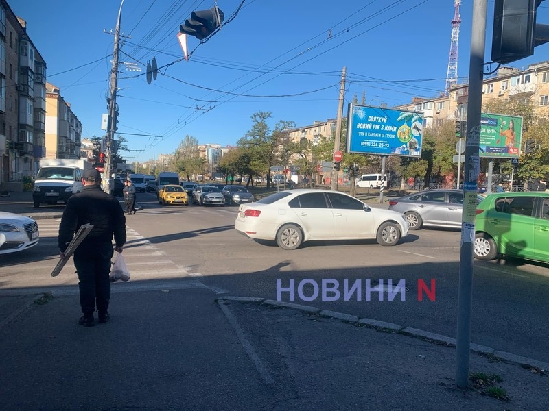 В центре Николаева большая пробка: столкнулись «Ауди» и «Ниссан» (фото, видео)