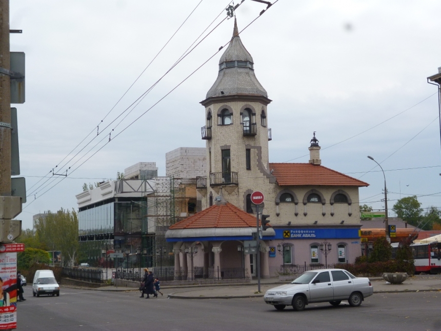 В центре Николаева спустя 7 лет решили снести незаконный забор вокруг «Мэйсона», ранее - «Мафии»