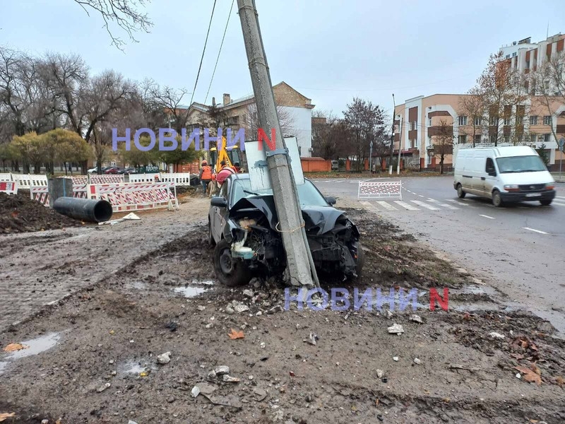 Пьяный на «Мазде» врезался в столб в сквере «Сердце города» в Николаеве