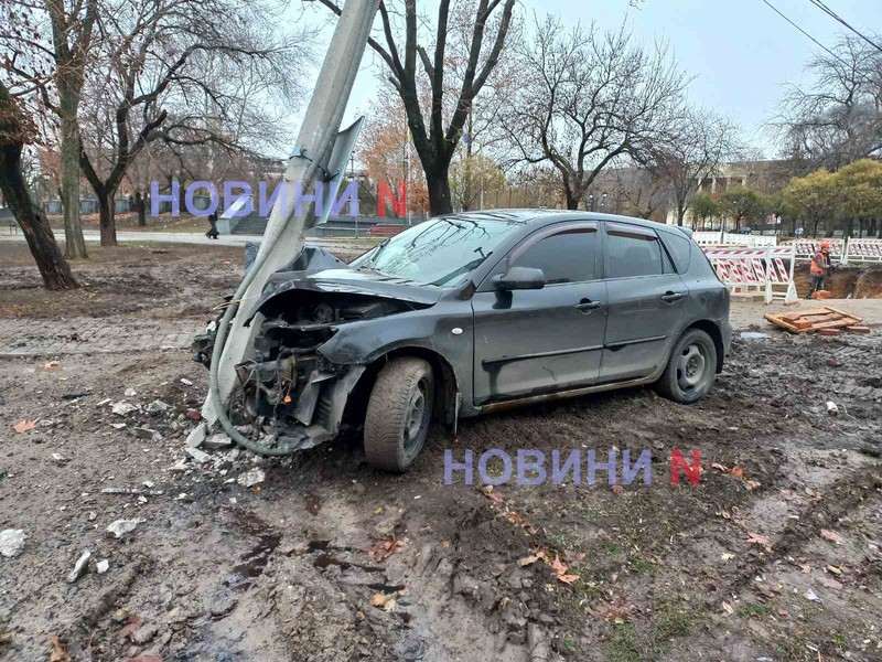 Пьяный на «Мазде» врезался в столб в сквере «Сердце города» в Николаеве