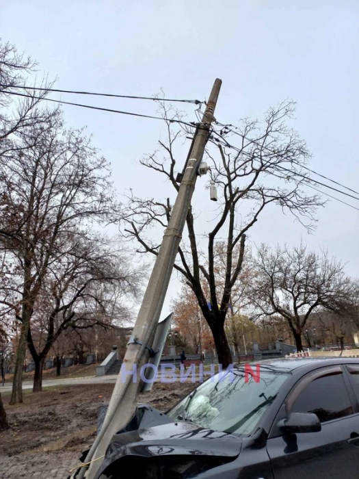 Пьяный на «Мазде» врезался в столб в сквере «Сердце города» в Николаеве