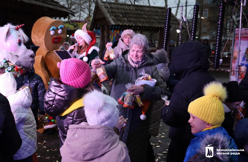 В Николаеве торжественно открыли главную городскую елку (фоторепортаж)