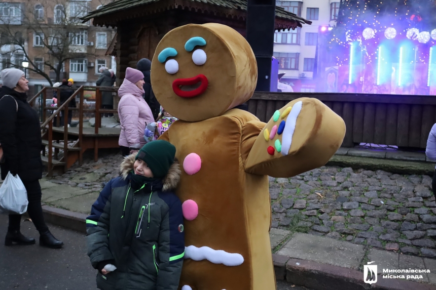 В Николаеве торжественно открыли главную городскую елку (фоторепортаж)