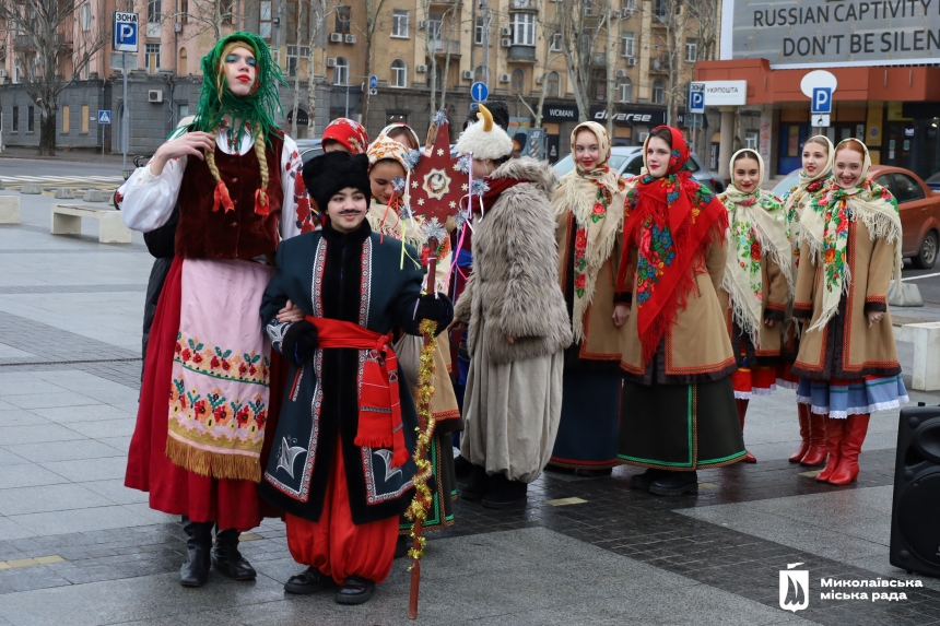 Рождественская звезда, коза и Маланка: Николаевом курсирует праздничный вертеп (фото)