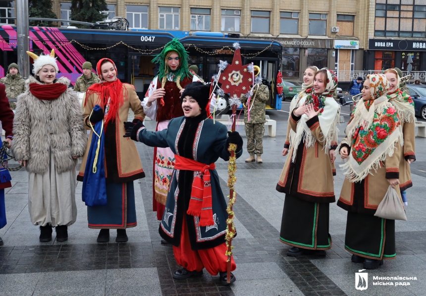 Рождественская звезда, коза и Маланка: Николаевом курсирует праздничный вертеп (фото)