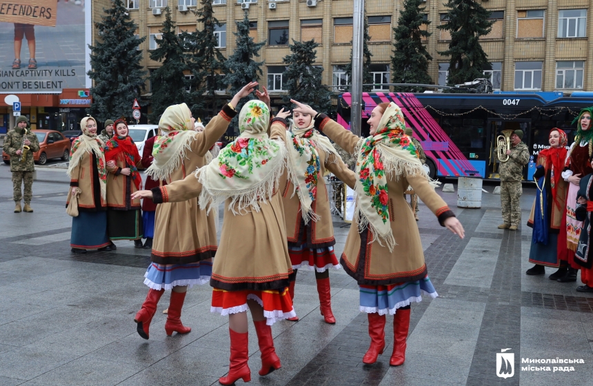 Рождественская звезда, коза и Маланка: Николаевом курсирует праздничный вертеп (фото)