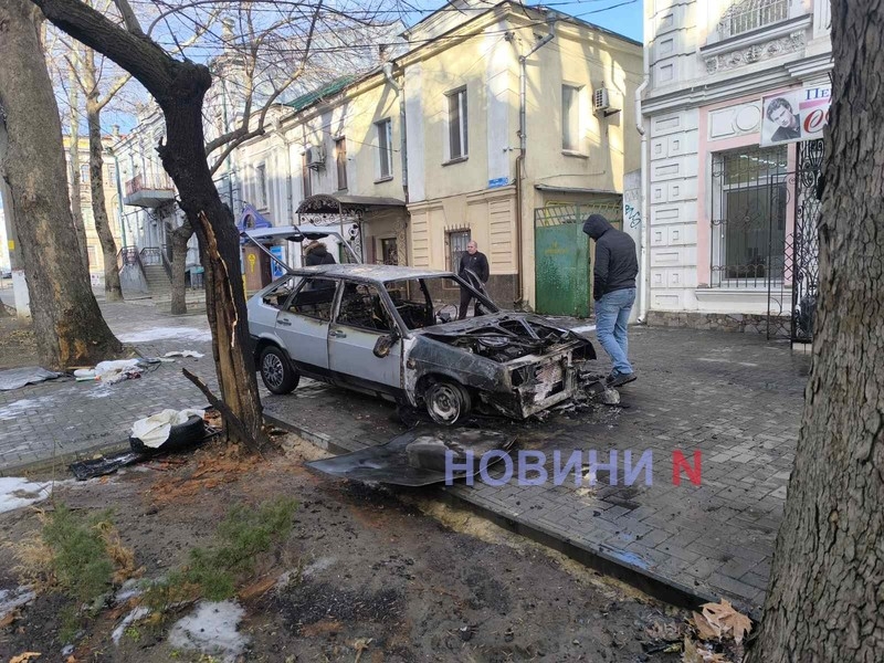 В центре Николаева рядом со зданием полиции сгорел автомобиль (фото, видео)