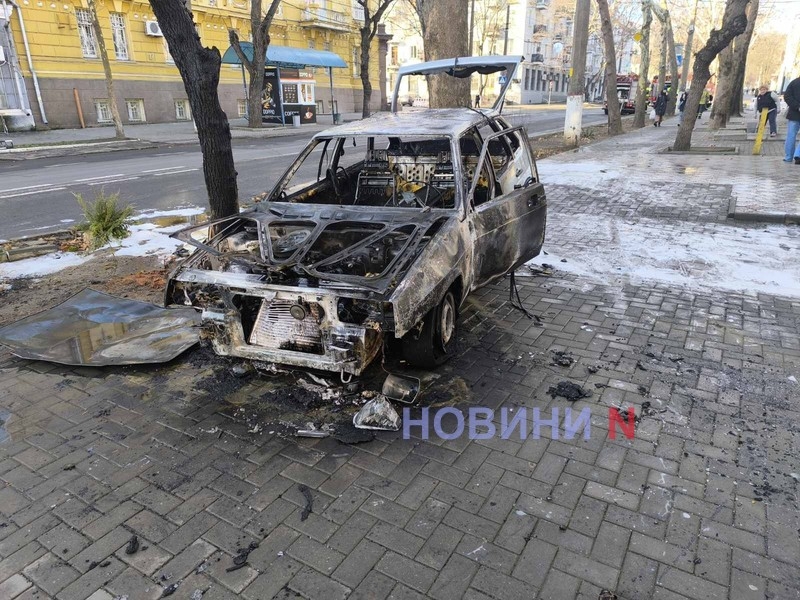 В центре Николаева рядом со зданием полиции сгорел автомобиль (фото, видео)