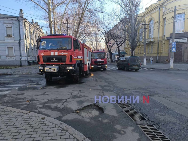 В центре Николаева рядом со зданием полиции сгорел автомобиль (фото, видео)