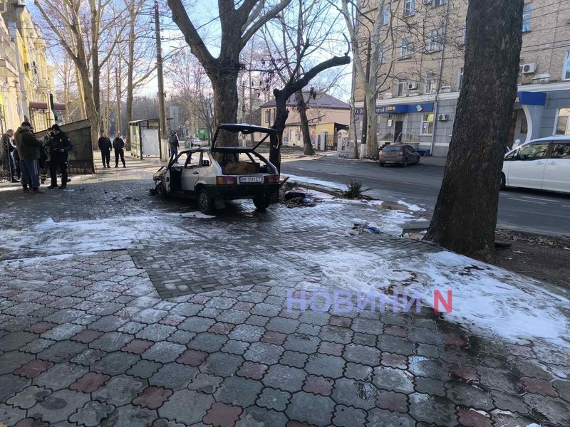 В центре Николаева рядом со зданием полиции сгорел автомобиль (фото, видео)