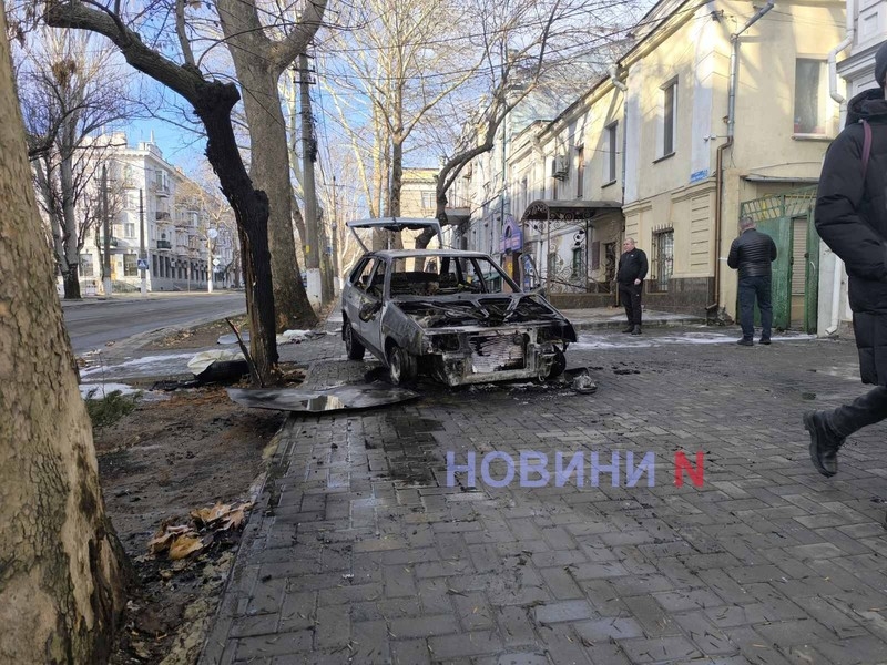 В центре Николаева рядом со зданием полиции сгорел автомобиль (фото, видео)