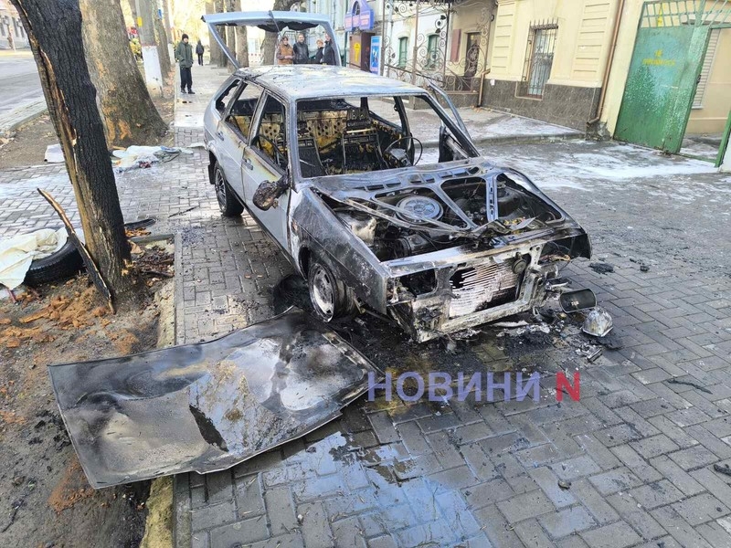 В центре Николаева рядом со зданием полиции сгорел автомобиль (фото, видео)