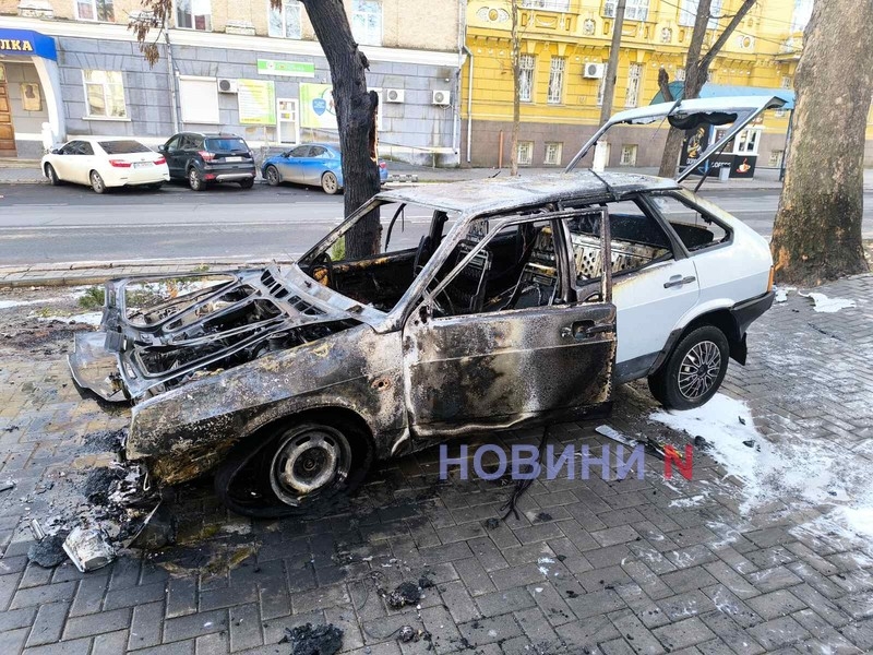 В центре Николаева рядом со зданием полиции сгорел автомобиль (фото, видео)