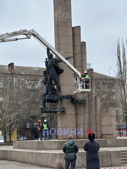 В Николаеве сносят памятник семидесятитетия комсомолу (фото, видео)