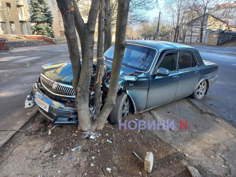 В Николаеве «Волга» врезалась в дерево (фото)