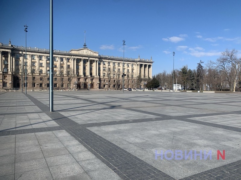 Поломанные лавки и погрызенные провода: что происходит на Серой площади в Николаеве (фото)