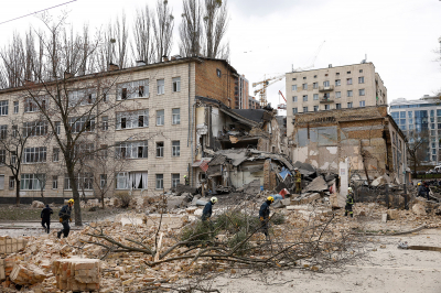 Россия двумя баллистическими ракетами атаковала Киев. Обломки упали на людей —
